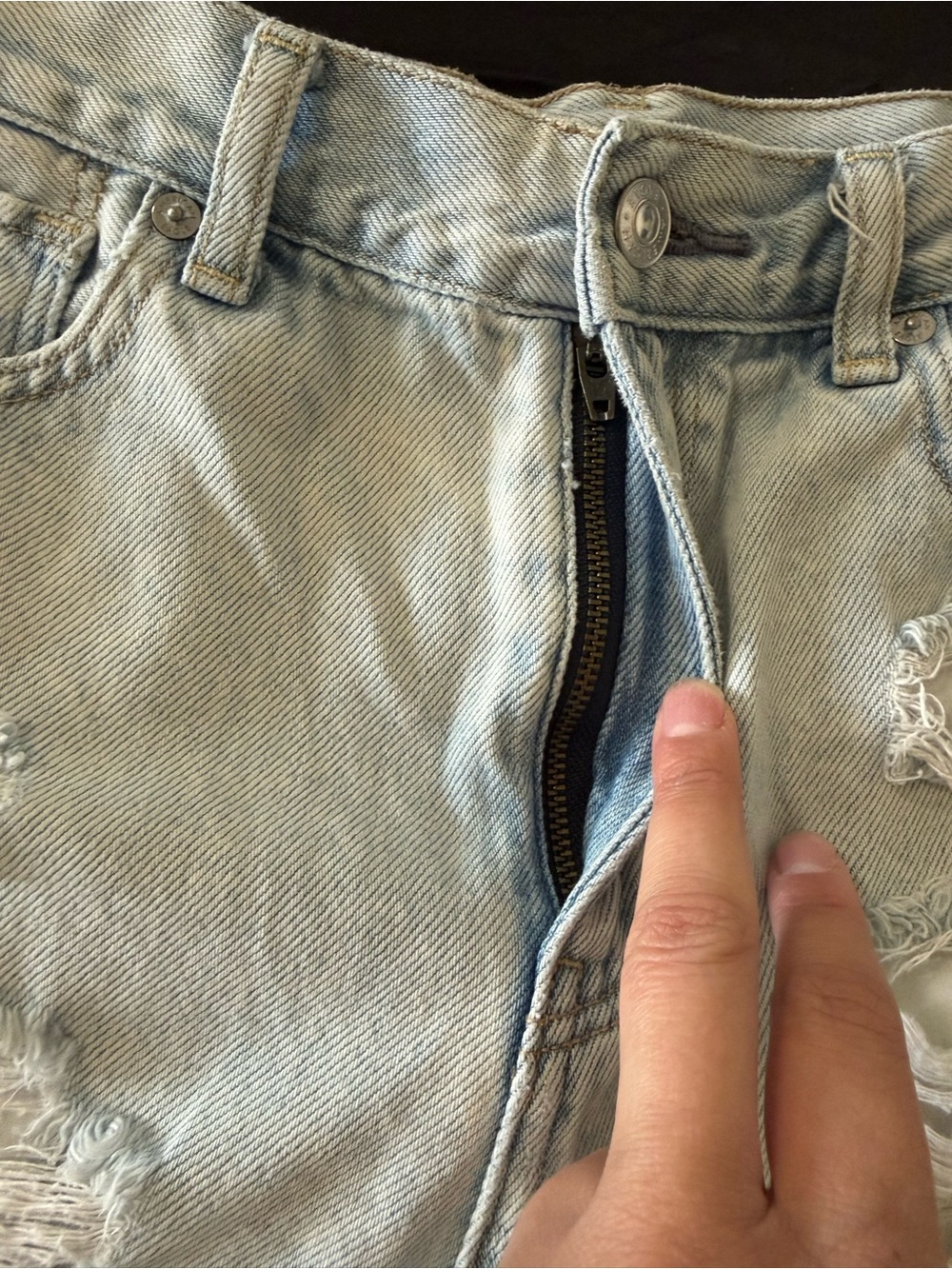 American Eagle Outfitters “Mom Shorts” Light Wash Distressed Denim Size 4 - Picture 10 of 11